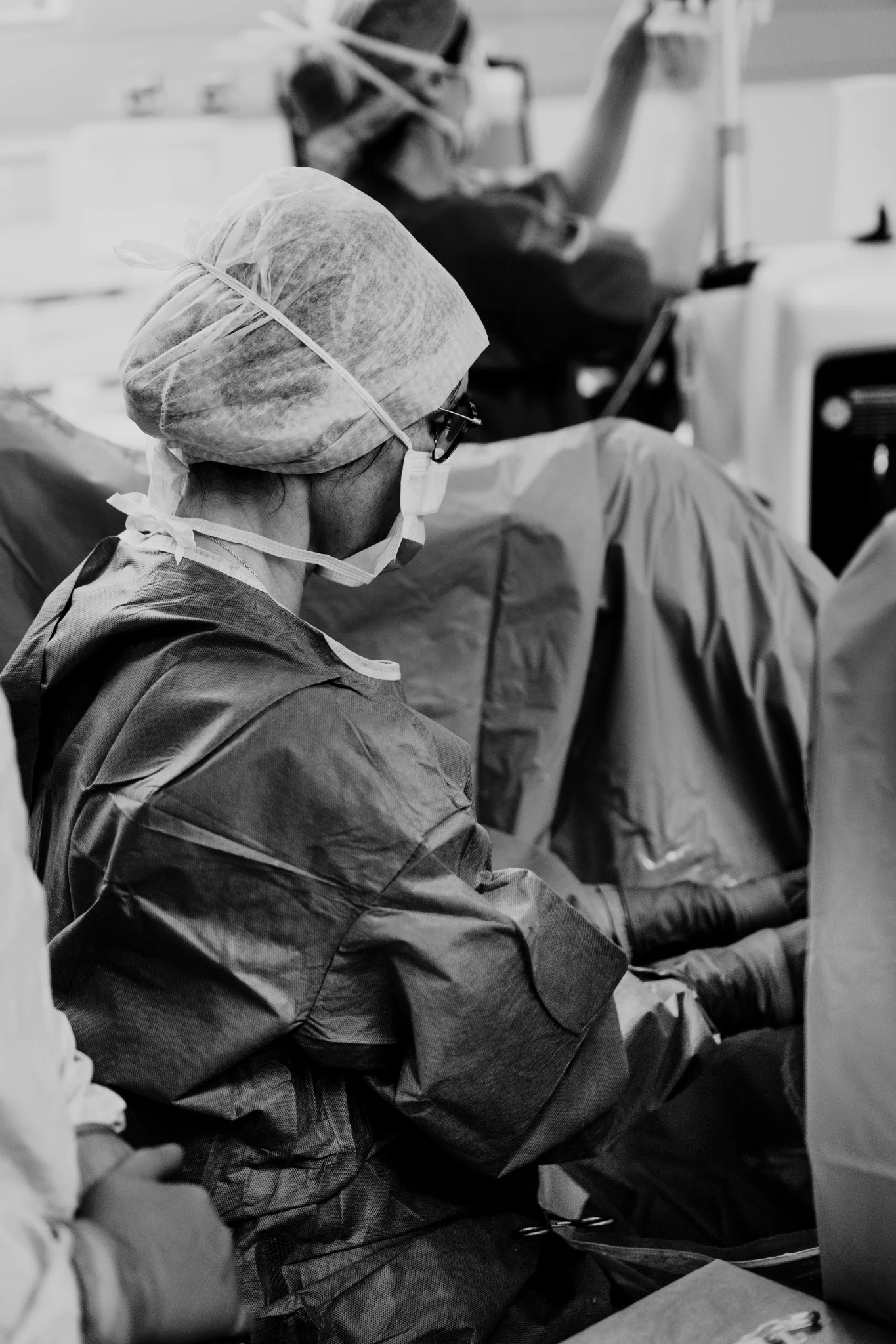 Un chirurgien au bloc opératoire, photographié en noir et blanc.